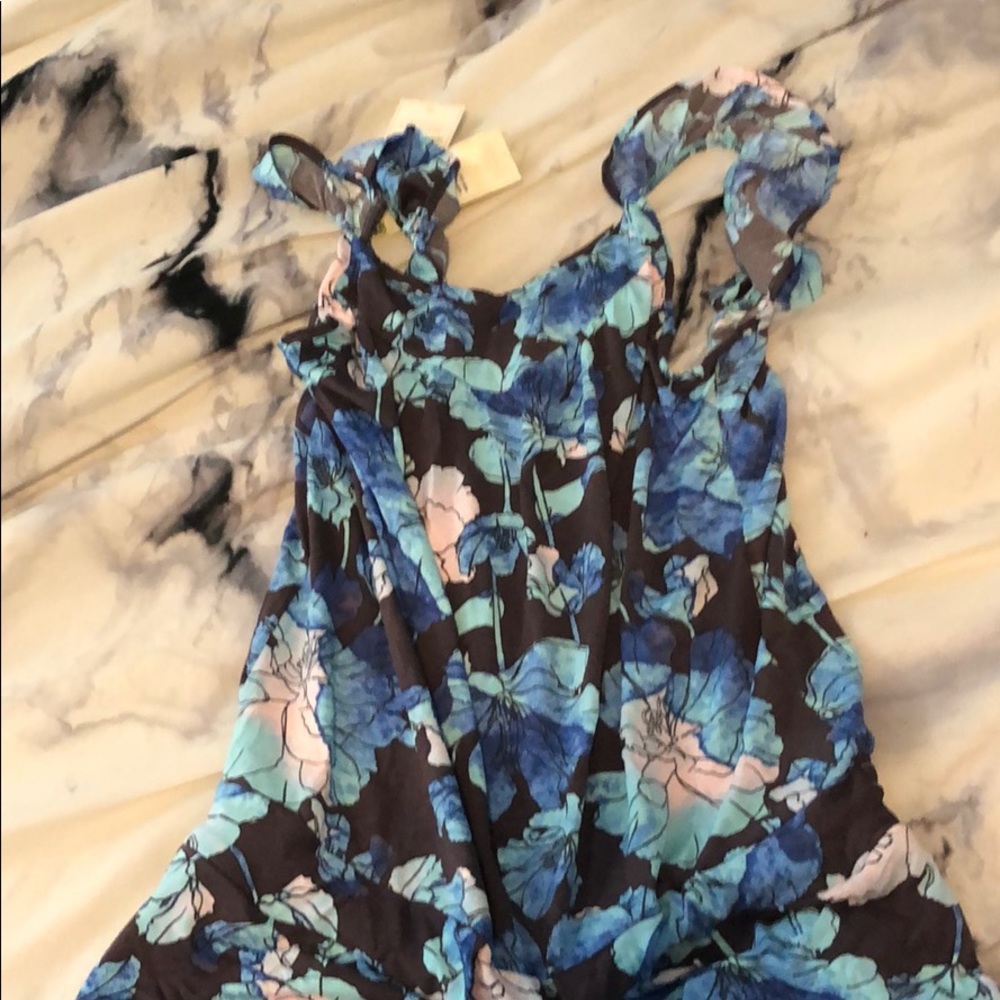 Cute jumpsuit with beautiful pattern. Never worn!